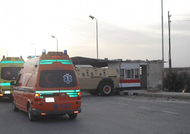 سيارات إسعاف تنقل مصابي غزة عبر معبر رفح -ارشيفية